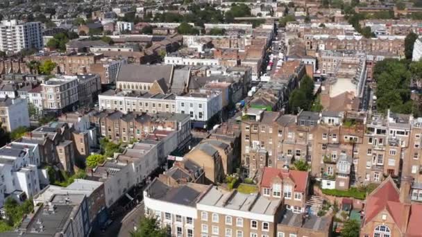 Dia- und Pan-Aufnahmen von Stadtvierteln. Häuser rund um die Portobello Road, berühmte Straße mit Markt. London, Großbritannien — Stockvideo