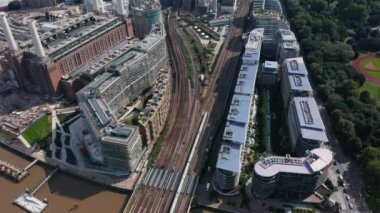 Battersea Elektrik İstasyonu 'ndaki apartmanların arasından geçen çok raylı tren hattının yüksek açılı görüntüsü. Yukarı kaldır ve şehir manzarasını göster. Londra, İngiltere