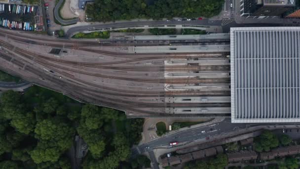 Ptaki lotnicze oko nad głową widok z góry na długą jednostkę szybkiej kolei opuszczenie dworca kolejowego St Pancras. Londyn, Wielka Brytania — Wideo stockowe