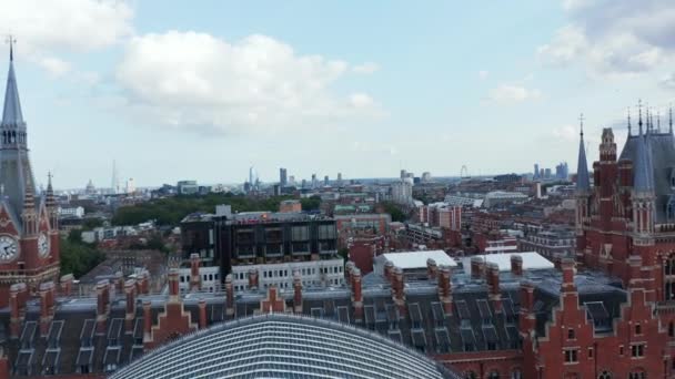 Achterwaarts onthullen van prachtige historische front gebouw van St Pancras treinstation. Rode bakstenen klokkentoren in kasteelstijl. Londen, Verenigd Koninkrijk — Stockvideo