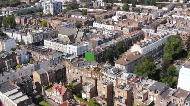 Fliegen Sie über Reihenhäuser. Menschen, die in städtischen Vierteln leben. Luftaufnahme von Häusern. London, Großbritannien — Stockvideo