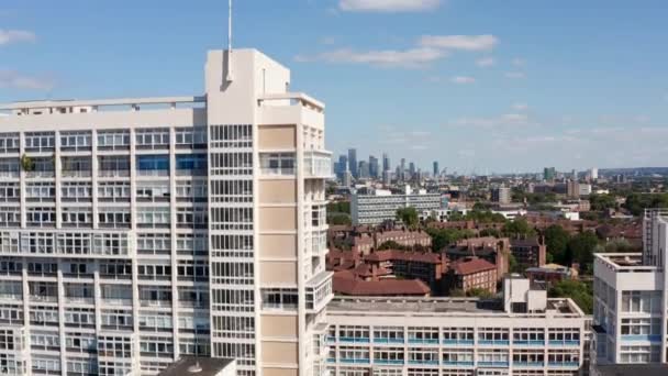 Vzestupné záběry velké budovy s bílou fasádou. Odhalení města s mrakodrapy v pozadí. Londýn, Velká Británie — Stock video