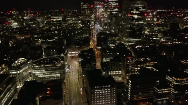 Tilt up rivelano di alti edifici moderni, grattacieli nel quartiere degli affari della città. Vista aerea della città di notte. Londra, Regno Unito — Video Stock