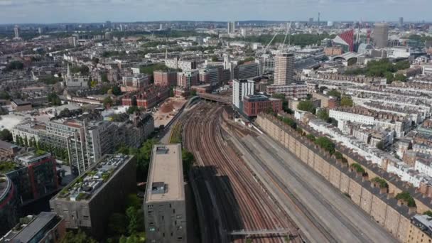 Çoklu raylı demiryolu hattı, Victoria Light Bakım Deposu ve çevresindeki konutların havadan görüntüsü. Londra, İngiltere — Stok video