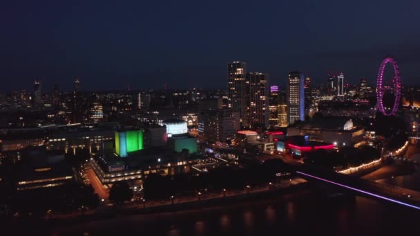 템스 강 남쪽 둑에 있는 다채 로운 건물들의 슬라이드와 팬 영상. 국립 극장, 둥근 흰색빛나는 극장 건물 과 로열 페스티벌 홀. 런던, 영국 — 비디오