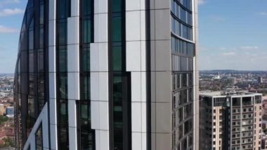 Strata yüksek apartmanının yörüngesinde. Gökdelenin modern tasarım cephesi yakın plan. Londra, İngiltere