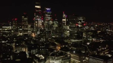 Şehir merkezindeki panoramanın kamera görüntülerini kaydır. City 'nin finans merkezindeki gökdelenlerin manzarası yükseldi. Londra, İngiltere