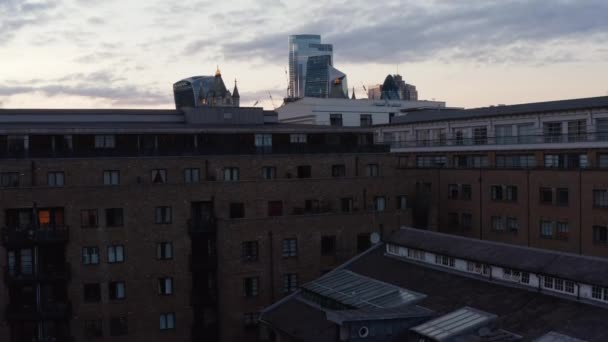 Aumento de imágenes de monumentos de la ciudad. Revelando el famoso Puente de la Torre y los rascacielos de la ciudad contra el cielo del atardecer. Londres, Reino Unido — Vídeos de Stock