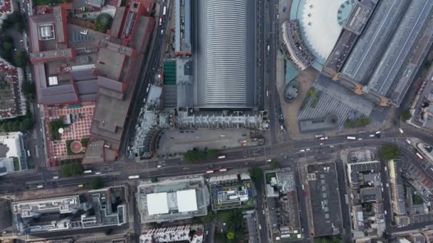 Ptaki lotnicze oko nad głową widok z góry w dół ruchu na ulicach. Panning widok dworca kolejowego St Pancras i okolicznych budynków. Londyn, Wielka Brytania — Wideo stockowe