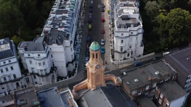 Descendo vista de perto da torre do relógio da igreja. Incline-se revelando rua com casas brancas. Londres, Reino Unido — Vídeo de Stock