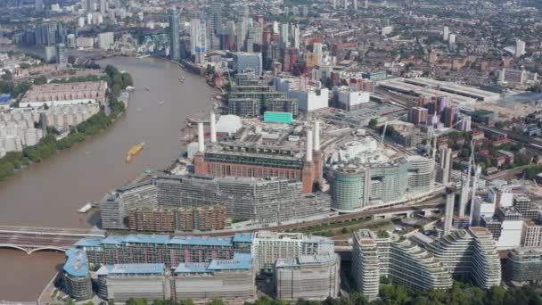 Diapositiva e panoramica delle riprese aeree della centrale elettrica di Battersea dismessa e dei condomini circostanti sulla riva sud del Tamigi. Londra, Regno Unito — Video Stock