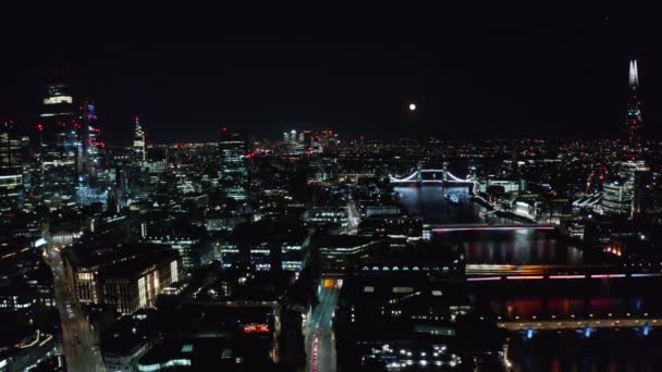 En arrière voler au-dessus du centre historique de la ville la nuit. Grands gratte-ciel modernes en arrière-plan. Londres, Royaume-Uni — Video