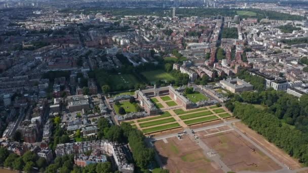 Slide en pan beeldmateriaal van historische gebouwen van Royal Hospital Chelsea en omliggende parken en tuinen. Luchtfoto panoramisch uitzicht op de stedelijke wijk. Londen, Verenigd Koninkrijk — Stockvideo