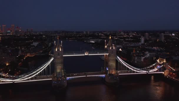 Ночь пролетает над Тауэрским мостом через Темзу. Освещенная знаменитая историческая достопримечательность. Лондон, Великобритания — стоковое видео