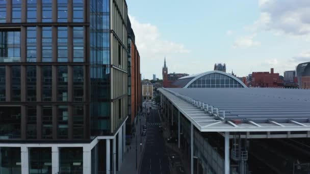 Vpřed létají nad ulicí vedoucí mezi moderní budovou a novou částí vlakového nádraží St Pancras. Londýn, Velká Británie — Stock video