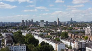 Şehir merkezinin havadan görünüşü. Uzakta yüksek binalar var. Evler arası iniş görüntüleri. Londra, İngiltere