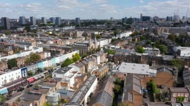 Şehir merkezinin panorama eğrisi görüntüleri. Sokaklar boyunca aile evleri. Şehir merkezindeki gökdelenler. Londra, İngiltere