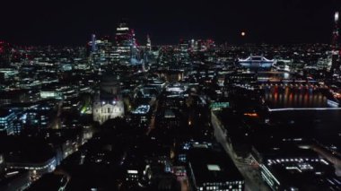 Geriye doğru eğil ve gece manzarasını göster. Büyük kasabanın şehir ışıkları. Saint Pauls Katedrali, Thames nehri üzerindeki modern gökdelenler ve köprüler. Londra, İngiltere