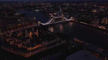 Londra Kulesi ve Tower Bridge 'in gece görüşü. Aydınlatılmış simgeler, şehrin sembolleri. Londra, İngiltere