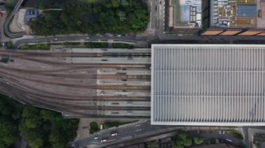 Camden Borough 'daki St. Pancras tren istasyonunun yukarıdan aşağıya bakan kuşları. Çoklu tren yolu ve çatı peronları kapatıldı. Londra, İngiltere