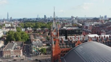 Saat kulesiyle birlikte tarihi kırmızı tuğla bina görüntülerini kaydır. St Pancras tren istasyonu ve şehrin panoramik hava manzarası. Londra, İngiltere