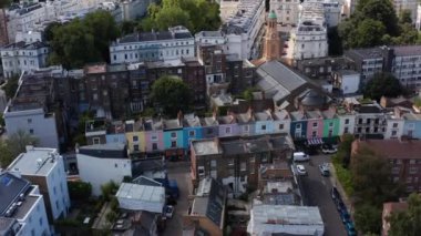 Renkli ön cepheli evlerin kamera görüntülerini kaydır. Kentsel mahallenin hava manzaralı caddeleri. Londra, İngiltere
