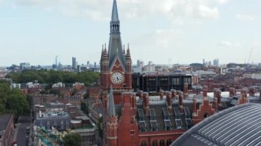 Eski tuğla St. Pancras tren istasyonunun bir parçası olarak güzel dekore edilmiş tuğla saat kulesi. Arka planda modern gökdelenler var. Londra, İngiltere