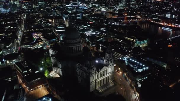 Orbita rodada alrededor de la Catedral de Saint Pauls iluminada modestamente en Ludgate Hill. Vista aérea del paisaje urbano nocturno. Londres, Reino Unido — Vídeo de stock