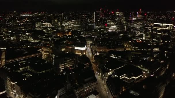 Adelante vuelan por encima del distrito urbano nocturno. Inclinarse sobre los coches que conducen en las calles y a través de la intersección. Vista aérea de la ciudad. Londres, Reino Unido — Vídeos de Stock