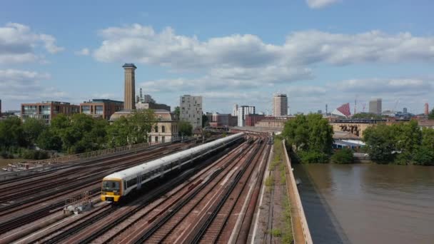 Vorwärts fliegen über die mehrgleisige Eisenbahnbrücke Grosvenor Bridge über die Themse. Tracking des Zuges in Richtung Victoria Station. London, Großbritannien — Stockvideo