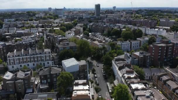공중 파노라마는 도시 주변에 있는 주거용 주택의 모습을 보여 줍니다. 도시에 있는 주택입니다. 런던, 영국 — 비디오