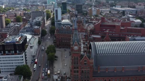 Imágenes aéreas de diapositivas y panorámicas del edificio de ladrillo de estilo victoriano de la estación de tren y el hotel de St Pancras. Londres, Reino Unido — Vídeos de Stock