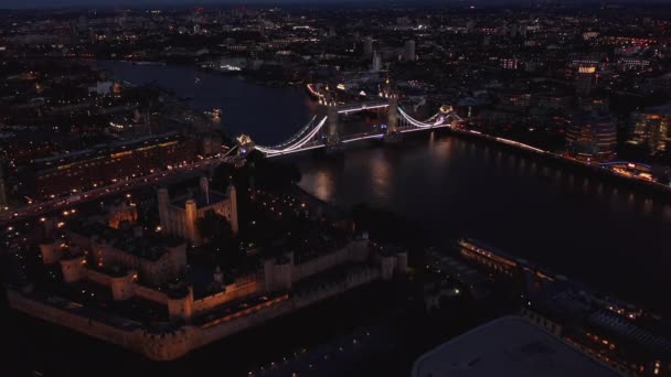 Letecký noční pohled na Londýnský hrad a Tower Bridge. Osvětlené orientační body, symboly města. Londýn, Velká Británie — Stock video