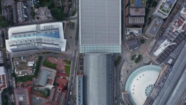 Oiseaux aériens vue aérienne du haut vers le bas panoramique des bâtiments de la ville. Grand toit de la gare de St Pancras et suivant la voie ferrée. Londres, Royaume-Uni — Video