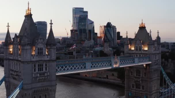 Volo basso sopra la passerella superiore sul Tower Bridge in serata. Si dirige verso un gruppo di grattacieli con facciate in vetro. Londra, Regno Unito — Video Stock