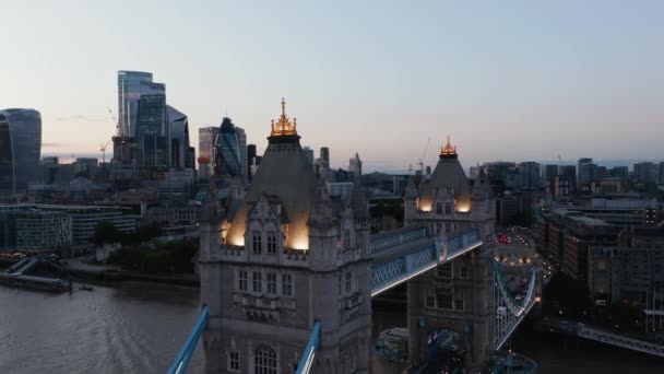 Scorrevole e filmato pan di Tower Bridge passerella superiore in serata. Moderni grattacieli del centro sullo sfondo. Effetto parallasse. Londra, Regno Unito — Video Stock