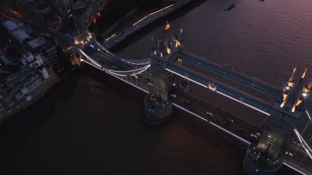 Increíble vista aérea nocturna del Puente de la Torre. Monumento histórico sobre el río Támesis después del atardecer. Tráfico en hora punta. Londres, Reino Unido — Vídeos de Stock