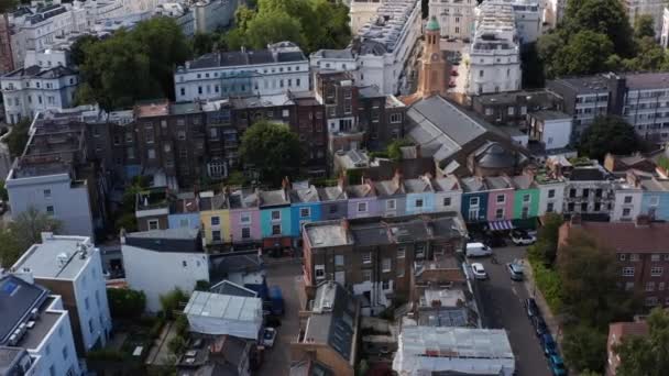 Slide και pan πλάνα από σειρά σπιτιών με πολύχρωμες προσόψεις. Αεροφωτογραφία των δρόμων της αστικής γειτονιάς. Λονδίνο, Ηνωμένο Βασίλειο — Αρχείο Βίντεο