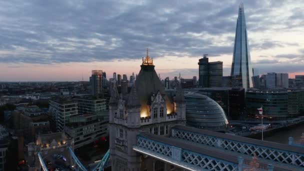 Faites le tour de la passerelle supérieure et du toit de Tower Bridge. Vue panoramique en soirée des gratte-ciel sur les rives de la Tamise. Londres, Royaume-Uni — Video