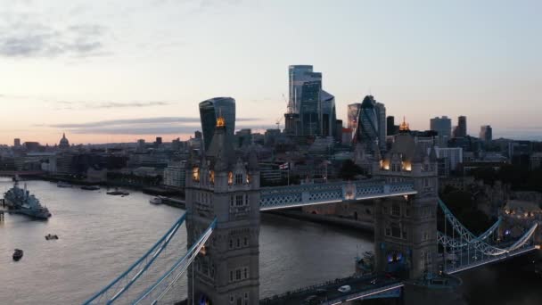 Närbild av Tower Bridge. Flygfoto över gamla bron över Themsen på kvällen. Moderna skyskrapor i bakgrunden. London, Förenade kungariket — Stockvideo