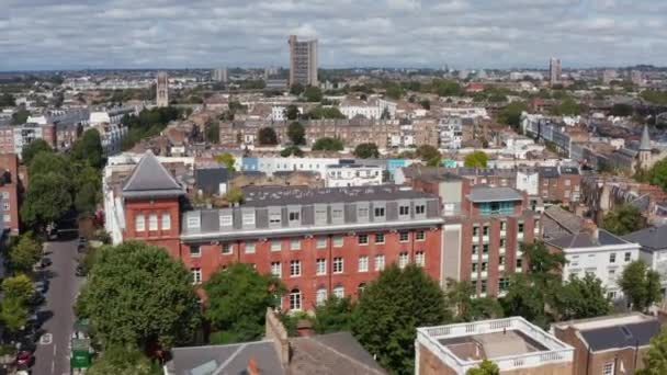 Repülj át a házakon a Notting Hill kerületben. A Mindenszentek Temploma felé tart magas toronnyal. London, Egyesült Királyság — Stock videók