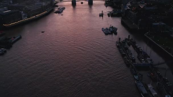 Вид с воздуха на поверхность воды, отражающий красочное сумеречное небо. Наклонись и открой небоскреб Тауэрский мост и осколок. Лондон, Великобритания — стоковое видео
