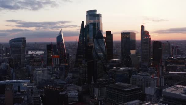 Scorrevole e pan elevato filmato di gruppo di moderni edifici per uffici alti nel distretto finanziario della città. Vista contro il cielo crepuscolare. Londra, Regno Unito — Video Stock