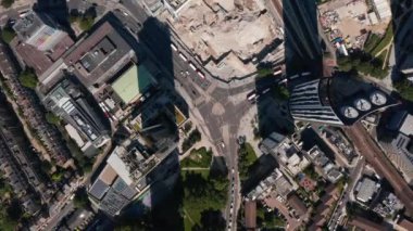 Yukarıdan aşağıya bakan hava kuşları Strata gökdeleninin yanındaki kavşağın önünde duran araçları görüyor. Londra, İngiltere