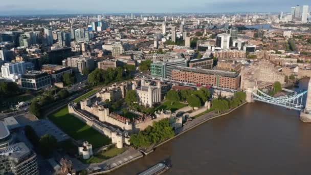 空中パノラマ映像テムズ川堤防上のロンドン中世の城複合体の塔。イギリスのロンドン — ストック動画