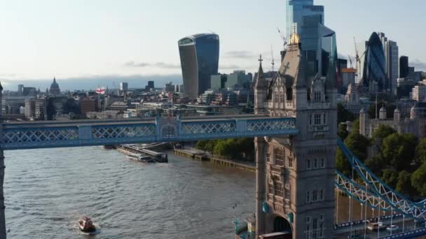 テムズ川を渡るタワーブリッジや近代的なビジネスセンターの上の歩道の静的なショットを背景に。イギリスのロンドン — ストック動画