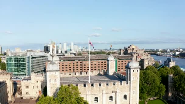 Volando alrededor de la parte superior de piedra histórica mantener en la Torre de Londres. Edificio cuadrado medieval con cuatro torres en esquinas. Bandera nacional británica en poste alto. Londres, Reino Unido — Vídeos de Stock