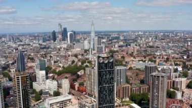 Strata gökdeleninin üzerinde rüzgar türbinleri olan hava görüntüleri. Şehir merkezindeki modern gökdelenler. Londra, İngiltere