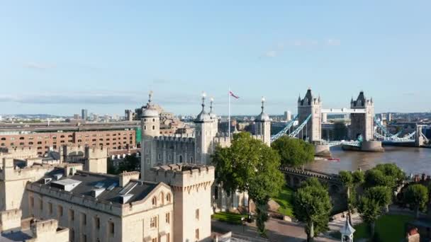 Vuela sobre la Torre de Londres, histórico castillo real. Vista aérea del monumento medieval fortificado. Puente de la Torre sobre el río Támesis en el fondo. Londres, Reino Unido — Vídeos de Stock