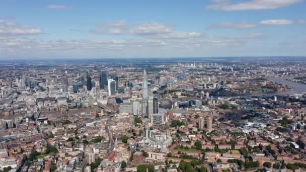 Filmato aereo panoramico della città con alti edifici per uffici nel quartiere finanziario ed economico. Parte moderna della grande città. Londra, Regno Unito — Video Stock